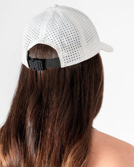 Gorra Perforada, Blanco, vista lateral, Nylon, con Microperforación láser para ventilación, protección solar y estilo casual